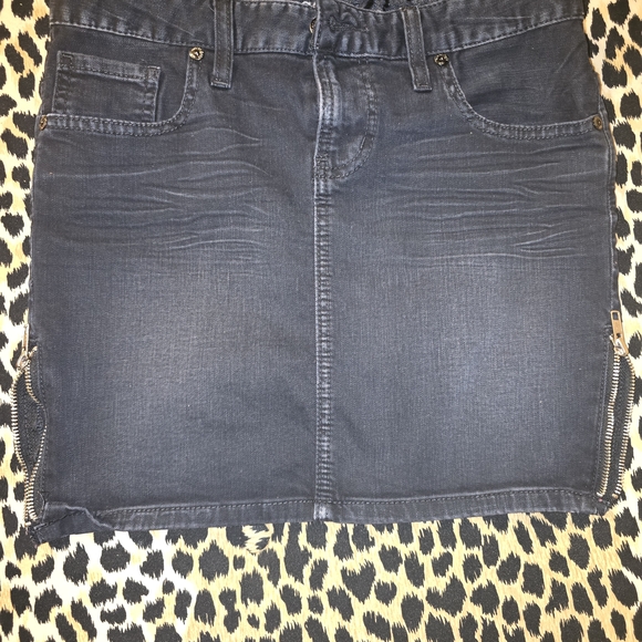 Guess Denim - Guess Black Skirt with Zipper That Work On Side U Can Wear Up Or Down